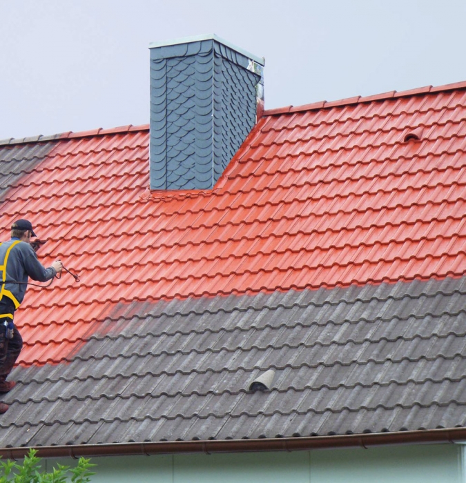 Les étapes de pose d'un hydrofuge coloré sur une toiture